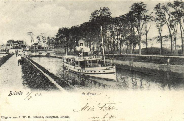 Brielle - De Haven. - boot volk - 1905 gelopen, Verzamelen, Ansichtkaarten | Nederland, Gelopen, Zuid-Holland, Voor 1920, Ophalen of Verzenden