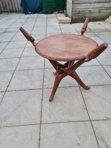 Houten Bijzettafel Afrikaanse Stijl beschikbaar voor biedingen