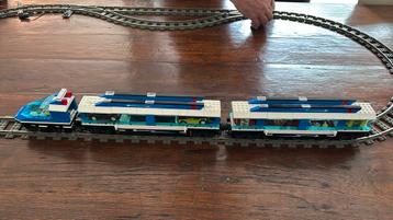 Lego trein met locomotief en twee treinstellen beschikbaar voor biedingen