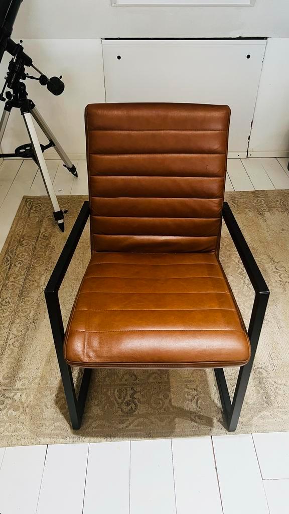 Stijlvolle bruine stoel met metalen frame, Huis en Inrichting, Stoelen, Zo goed als nieuw, Eén, Leer, Bruin, Ophalen