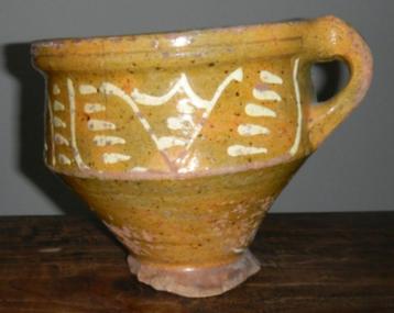 Oude kruik, roompot of melkpot van roodbakkend aardewerk beschikbaar voor biedingen