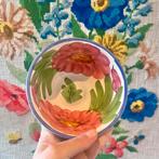 Kommetje met bloemen roze groen schaaltje aardewerk servies, Gebruikt, Ophalen of Verzenden, Kom(men), Overige stijlen