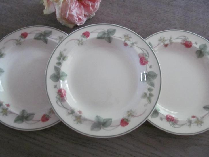 3 Wedgwood Raspberry Gebaks Borden 15 cm d., Huis en Inrichting, Keuken | Servies, Zo goed als nieuw, Bord(en), Overige stijlen