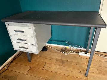 Gispen vintage bureau beschikbaar voor biedingen