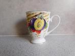 Mok op voet Fine Bone China Parchment Fruit Royal Crafton, Antiek en Kunst, Antiek | Servies los, Ophalen of Verzenden