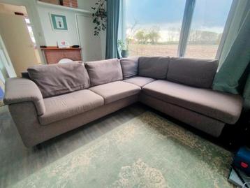 Gratis ruime hoekbank 5-6 personen kleur grijs/ taupe beschikbaar voor biedingen