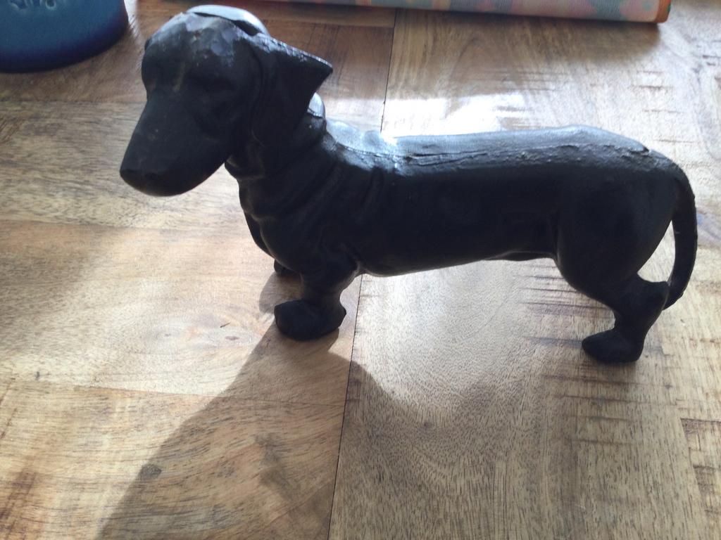 Een teckel, Ophalen of Verzenden, Zo goed als nieuw, Steen, Aardewerk of Keramiek, Overige thema's