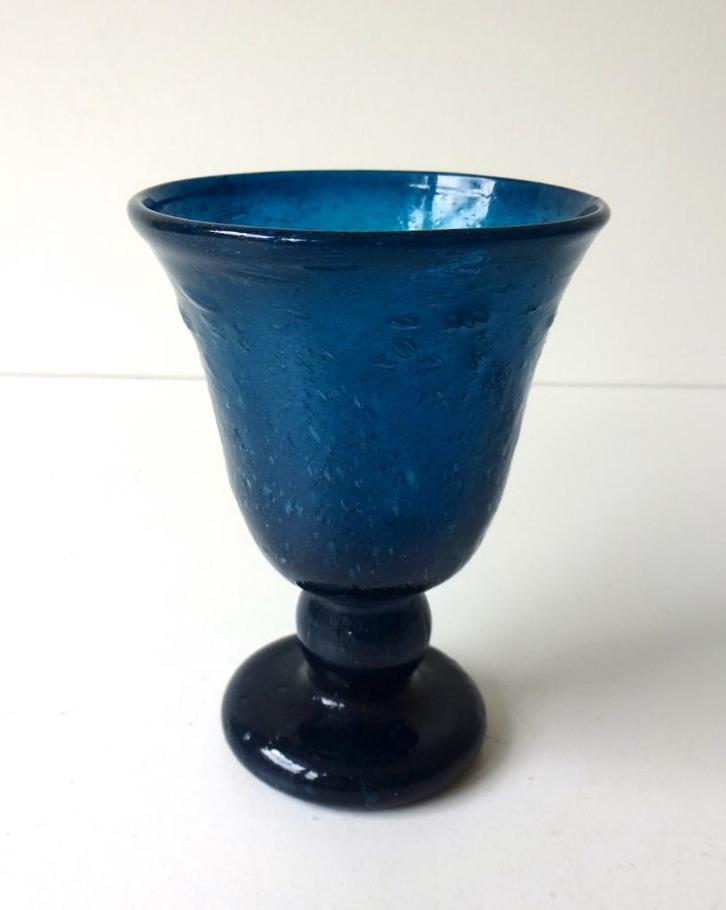 Glazen vaas op voet turquoise met luchtbellen 3618-g, Antiek en Kunst, Antiek | Glas en Kristal, Ophalen of Verzenden