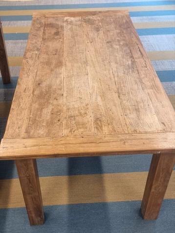 Massief houten tafel beschikbaar voor biedingen