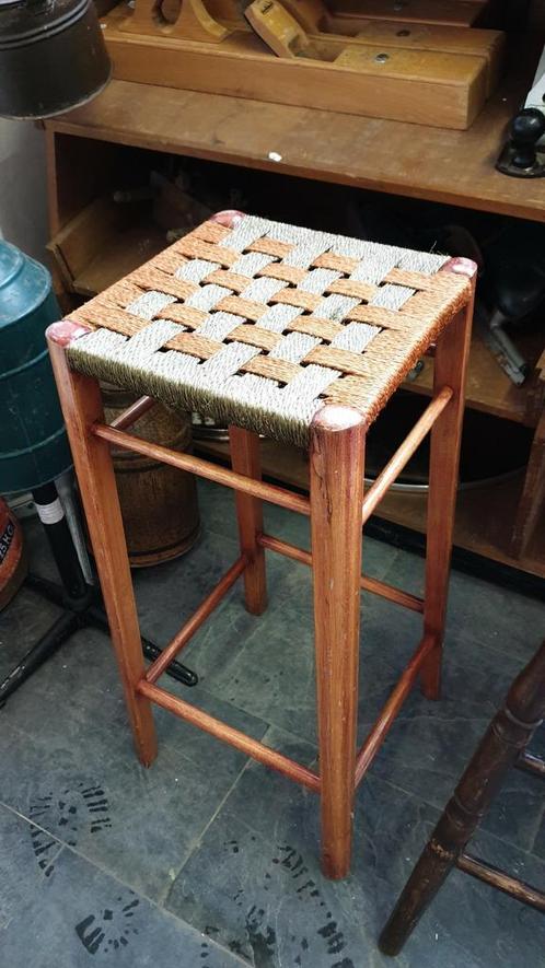 Vintage kruk groen oranje Sisal Van €45 voor €22,50, Huis en Inrichting, Barkrukken, Hout, 1 kruk, Met voetsteun, Ophalen
