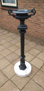 antieke gietijzeren oor vaas op poot en marmervoet, Tuin en Terras, Tuinvazen, Ophalen, Gebruikt