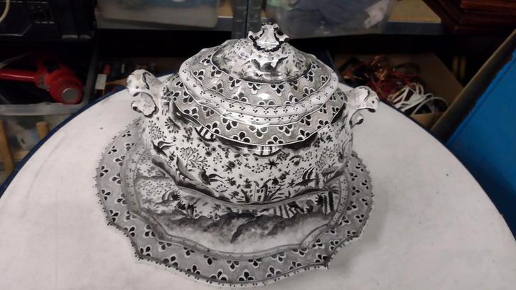 Grote Antieke terrine op schaal zwart wit hand geschilderd, Antiek en Kunst, Antiek | Schalen, Ophalen of Verzenden