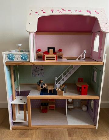 Poppenhuis met accessoires beschikbaar voor biedingen