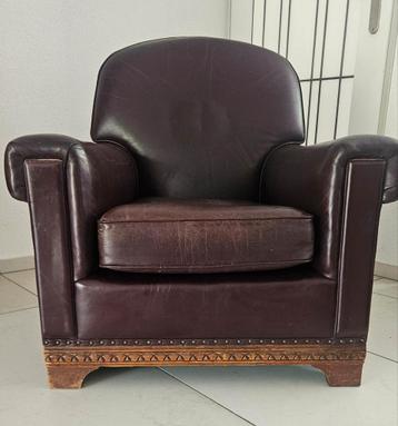 Bordeaux rode lederen fauteuil beschikbaar voor biedingen