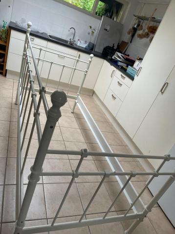 Wit metalen Ikea bed afmetingen 90 x 200 cm - afbeelding 1