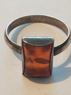 MASSIEF ZILVEREN VINTAGE RING MET BALKAN AMBER., Zilver, Verzenden