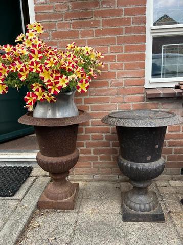 2 zware gietijzeren vazen beschikbaar voor biedingen