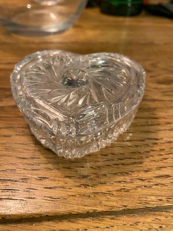 Sieradendoosje , Kristal in hartvorm 7,5 x 8 cm hoogte 3 cm beschikbaar voor biedingen