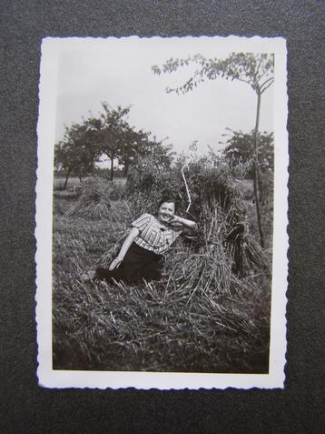 Kleine foto: Jonge vrouw, Eck en Wiel hooibaal; 1936 beschikbaar voor biedingen