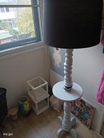 Staande lamp ,gedraaid hout met plateau .uniek ., Antiek en Kunst, Ophalen