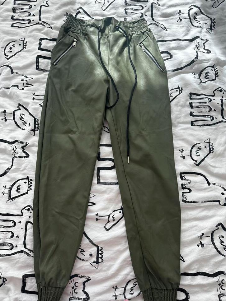 Groene kunstleren broek dames maat M, Kleding | Dames, Broeken en Pantalons, Zo goed als nieuw, Groen, Lang, Ophalen