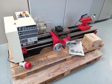 Metaaldraaibank NIEUW Fusan MJ- 650 t.d.c. over bed: 280 mm beschikbaar voor biedingen