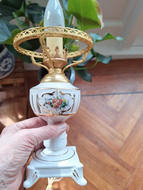 Vintage porseleinen lamp met bloemen en goud op pootjes, Antiek en Kunst, Antiek | Lampen, Ophalen of Verzenden