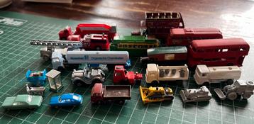 Verzameling bussen, vrachtwagens, auto’s beschikbaar voor biedingen