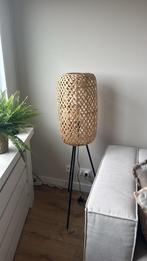 Staande lamp met rieten kap., Huis en Inrichting, Lampen | Vloerlampen, Ophalen, Gebruikt, Metaal, 100 tot 150 cm