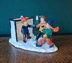 Voetballende Kinderen Beeldje kerstdorp, Ophalen of Verzenden, Gebruikt
