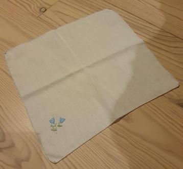 zakdoek met blauwe tulpjes erop geborduurd beschikbaar voor biedingen