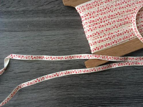 (Nr 247) Prachtig oud BAND met rode bloemetjes 10 m € 4,00, Hobby en Vrije tijd, Naaien en Fournituren, Nieuw, Kant, Verzenden