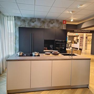 Luxe keuken in Ravenzwart / Leem. beschikbaar voor biedingen