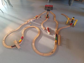 Houten treinbaan met rangeerstation beschikbaar voor biedingen
