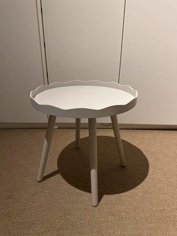 Leuk grijs tafeltje beschikbaar voor biedingen