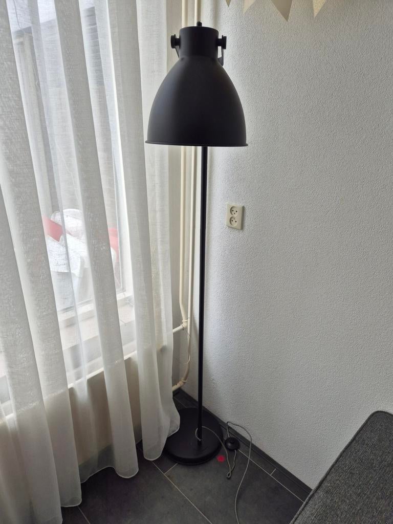 Zwarte Vloerlamp - Stijlvol en Modern, Huis en Inrichting, Lampen | Vloerlampen, Ophalen, 100 tot 150 cm, Zo goed als nieuw, Metaal