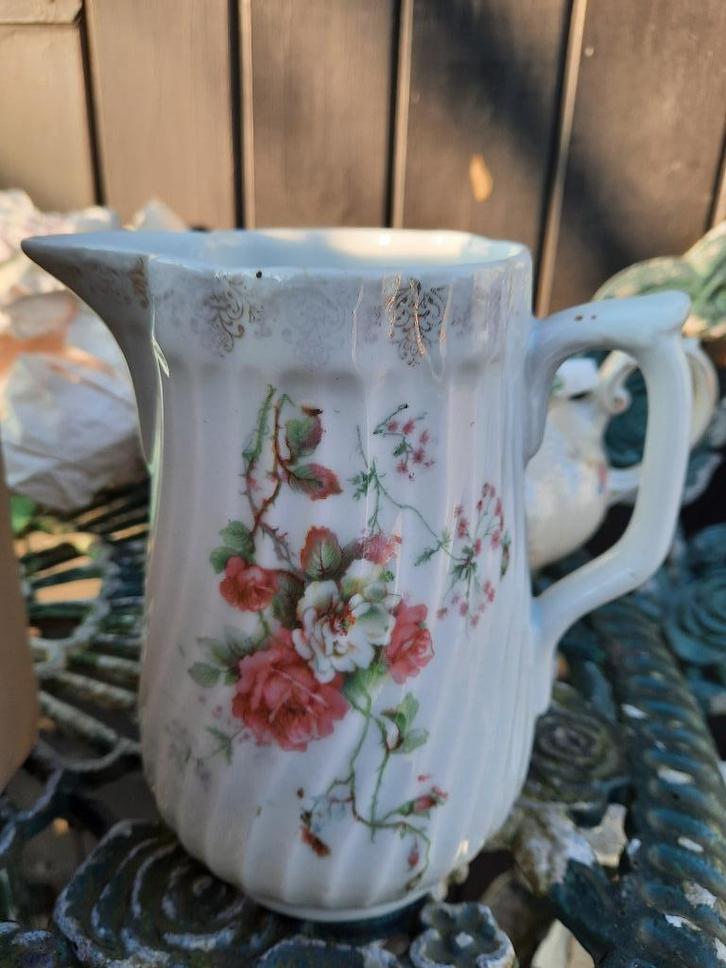 Melk / Waterkan Brussels Porselein met roze roosjes, Antiek en Kunst, Antiek | Servies los, Ophalen of Verzenden