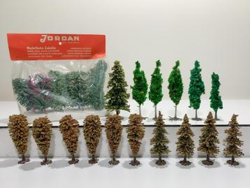 Scenery: set van 24 bomen  9 tot 13cm hoog voor H0-spoor beschikbaar voor biedingen