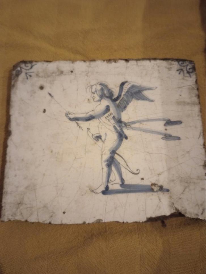 Oude Tegel met Cupido, Antiek en Kunst, Antiek | Wandborden en Tegels, Ophalen of Verzenden
