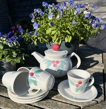 Theepot met 4 bijpassende kop en schotels beschikbaar voor biedingen