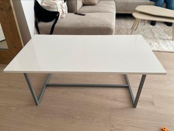 Wit hoogglangs salontafel beschikbaar voor biedingen
