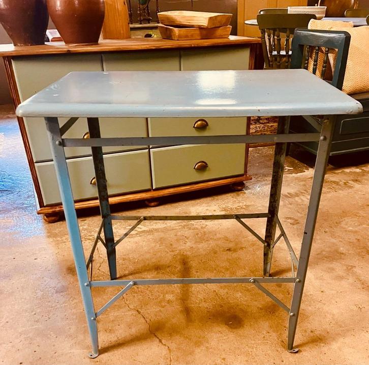 Vintage tafel metaal, werktafel, Antiek en Kunst, Curiosa en Brocante, Ophalen