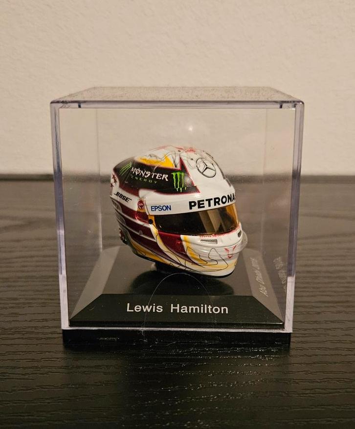 F1 Lewis Hamilton 2015 Abu Dhabi helm schaal 1:8, Verzamelen, Automerken, Motoren en Formule 1, Zo goed als nieuw, Formule 1, Ophalen of Verzenden