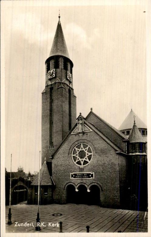 RK-kerk in Zundert met toren en plein, Verzamelen, Ansichtkaarten | Nederland, Ongelopen, Noord-Brabant, 1940 tot 1960, Ophalen of Verzenden