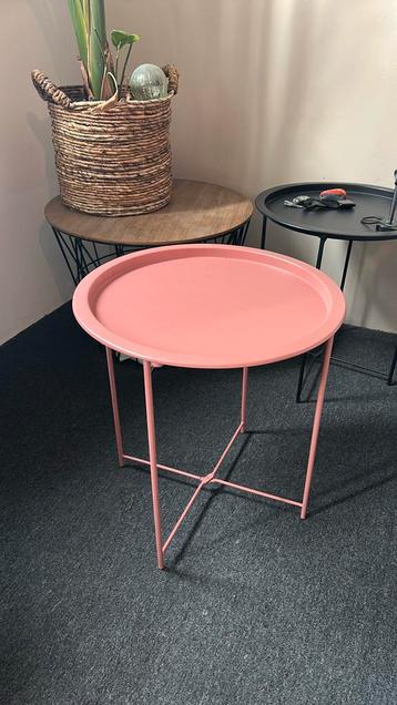Roze bijzettafel beschikbaar voor biedingen