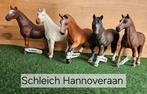 Schleich Hannoveraan paarden met of zonder vaantje, Ophalen of Verzenden, Nieuw, Paard, Beeldje of Figuurtje