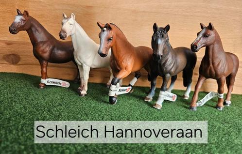 Schleich Hannoveraan paarden met of zonder vaantje, Verzamelen, Dierenverzamelingen, Nieuw, Beeldje of Figuurtje, Paard, Ophalen of Verzenden