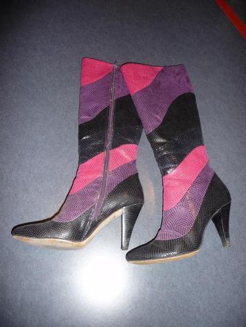 Hoge fleurige dames laars beschikbaar voor biedingen