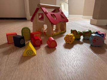 Houten blokkenhuis met diverse vormen beschikbaar voor biedingen