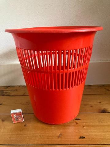 Seventies oranje plastic prullenbak jaren 70 prullebak rond beschikbaar voor biedingen